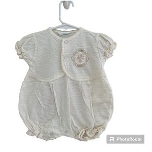 ◻️BABY RAGEOUS: Girl size 3-6 months, cream onesie w/buttons & embroidery◻️